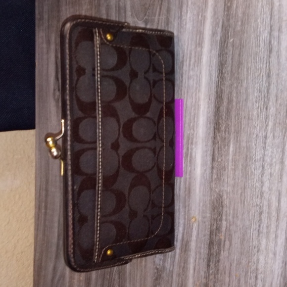 Coach Signature Vintage Kiss Lock And Multi Colored Interior Trifold Wallet - Picture 4 of 13